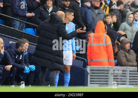 Manchester, Großbritannien. 05.. November 2022. PEP Guardiola der Manager von Manchester City hat Worte mit Joao Cancelo #7 von Manchester City, der während des Premier League-Spiels Manchester City gegen Fulham im Etihad Stadium, Manchester, Großbritannien, 5.. November 2022 (Foto by Conor Molloy/News Images) in Manchester, Großbritannien am 11/5/2022 abgeschickt wird. (Foto von Conor Molloy/News Images/Sipa USA) Quelle: SIPA USA/Alamy Live News Stockfoto