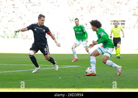 27.. Februar 2022, St. Gallen, Kybunpark, Super League: FC St.Gallen 1879 - Grasshopper Club Zürich, #33 Isaac Schmidt (St. Gallen) gegen #6 Amir Abrashi (GC) (Foto: Srdjan Radulovic/JustPicics/LiveMedia/NurPhoto) KEINE NUTZUNG DER SCHWEIZ. Stockfoto