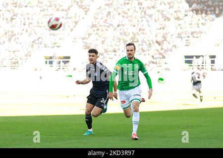 27.. Februar 2022, St. Gallen, Kybunpark, Super League: FC St.Gallen 1879 - Grasshopper Club Zürich, #9 Jeremy Guillemenot (St. Gallen) gegen #34 Allan Arigoni (GC) (Foto: Srdjan Radulovic/JustPicics/LiveMedia/NurPhoto) KEINE NUTZUNG DER SCHWEIZ. Stockfoto