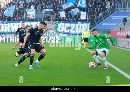 27.. Februar 2022, St. Gallen, Kybunpark, Super League: FC St.Gallen 1879 - Grasshopper Club Zürich, #10 Victor Ruiz (St. Gallen) gegen #34 Allan Arigoni (GC) (Foto: Srdjan Radulovic/JustPicics/LiveMedia/NurPhoto) KEINE NUTZUNG DER SCHWEIZ. Stockfoto