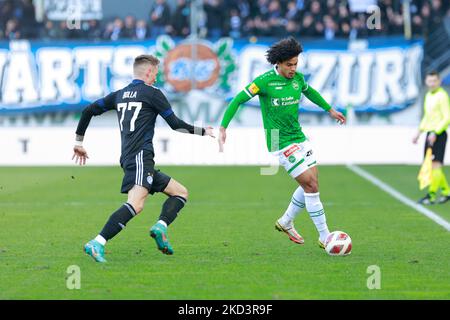 27.. Februar 2022, St. Gallen, Kybunpark, Super League: FC St.Gallen 1879 - Grasshopper Club Zürich, #33 Isaac Schmidt (St. Gallen) gegen #77 Bendeguz Bolla (GC) (Foto: Srdjan Radulovic/JustPicics/LiveMedia/NurPhoto) KEINE NUTZUNG DER SCHWEIZ. Stockfoto