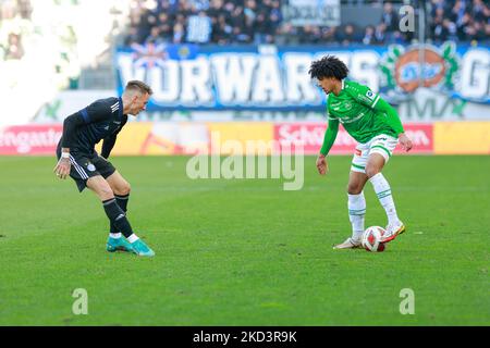 27.. Februar 2022, St. Gallen, Kybunpark, Super League: FC St.Gallen 1879 - Grasshopper Club Zürich, #33 Isaac Schmidt (St. Gallen) gegen #77 Bendeguz Bolla (GC) (Foto: Srdjan Radulovic/JustPicics/LiveMedia/NurPhoto) KEINE NUTZUNG DER SCHWEIZ. Stockfoto