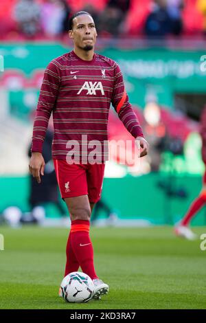 Virgil van Dijk von Liverpool erwärmt sich während des Carabao Cup Finales zwischen Chelsea und Liverpool im Wembley Stadium, London am Sonntag, 27.. Februar 2022. (Foto von Federico Maranesi/MI News/NurPhoto) Stockfoto