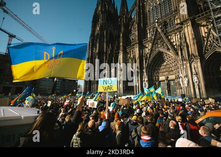 Tausende von Menschen nehmen am 27. Februar 2022 vor dem Kölner Dom an der größten Antikriegsdemonstration gegen den Angriff auf die Ukraine Teil (Foto: Ying Tang/NurPhoto) Stockfoto