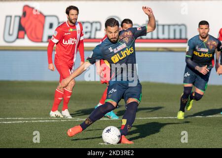 Massimo Coda punktet beim Spiel der Serie B zwischen Monza und Lecce im U Power Stadium am 27. Februar 2022 in Monza, Italien. (Foto von Claudia Greco/LiveMedia/NurPhoto) Stockfoto