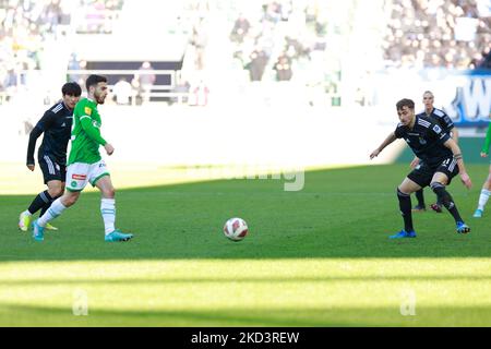 27.. Februar 2022, St. Gallen, Kybunpark, Super League: FC St.Gallen 1879 - Grasshopper Club Zürich, #72 Bastien Toma (St. Gallen) gegen #31 Dominik Schmid (GC, rechts) (Foto: Srdjan Radulovic/JustPicics/LiveMedia/NurPhoto) KEINE NUTZUNG DER SCHWEIZ. Stockfoto