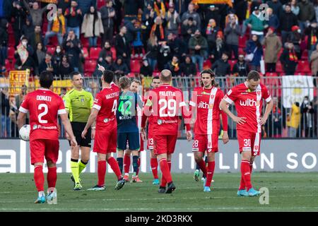 Monza-Spieler reagieren auf den Verlust des Spiels am Ende des Serie B-Spiels zwischen Monza und Lecce im U Power Stadium am 27. Februar 2022 in Monza, Italien. (Foto von Claudia Greco/LiveMedia/NurPhoto) Stockfoto