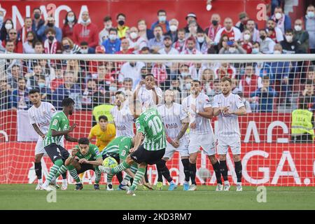 Sergio Canales von Betis schießt am 27. Februar 2022 im Estadio Ramon Sanchez Pizjuan beim Spiel der La Liga Santander zwischen dem FC Sevilla und Real Betis auf das Tor. (Foto von Jose Breton/Pics Action/NurPhoto) Stockfoto