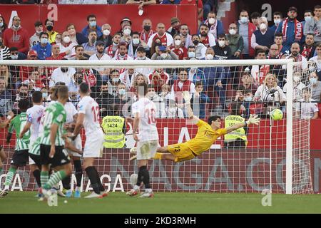 Sergio Canales von Betis schießt am 27. Februar 2022 im Estadio Ramon Sanchez Pizjuan beim Spiel der La Liga Santander zwischen dem FC Sevilla und Real Betis auf das Tor. (Foto von Jose Breton/Pics Action/NurPhoto) Stockfoto