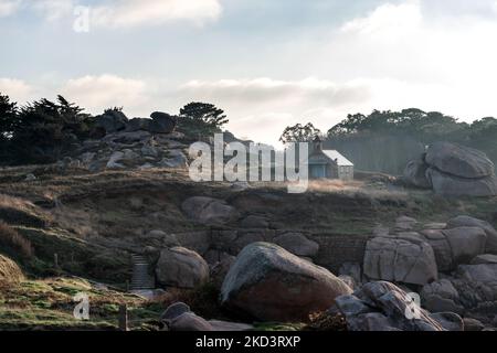 Frankreich, Ploumenach, 2022-01-13. Die Kapelle des Teufels an der rosafarbenen Granitküste in der Bretagne. Foto von Alexander BEE / Hans Lucas. Frankreich, Plou Stockfoto
