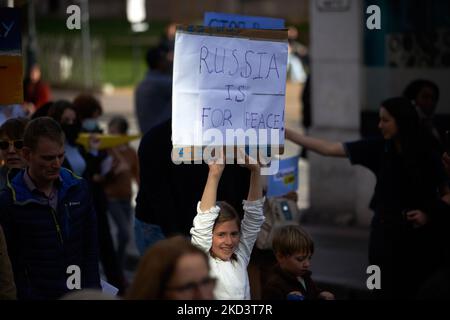 Eine junge Frau hält ein Plakat mit der Aufschrift „Russland ist für den Frieden“. Tausende von Menschen marschierten in Toulouse gegen den Krieg des russischen Präsidenten Wladimir Putin gegen die Ukraine, weniger als eine Woche nach Beginn der Offensivoffensivzeit. Die Ukrainer waren zahlreich, da Toulouse eine wichtige Gemeinschaft von Ukrainern hat. Toulouse ist mit Kiew verbunden. Frankreich hat seinen Luftraum für russische Flugzeuge gesperrt und Russland wird schrittweise vom SWIFT-Bankensystem abgeschnitten. Putin hat gesagt, dass er seine nuklearen Verteidigungskräfte in höchste Alarmbereitschaft gebracht hat. Toulouse. Frankreich. Februar 27. 2021. (Foto von Alain Pitton/NurPhoto) Stockfoto