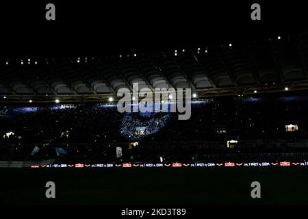 Das Logo des Batman-Films wurde am 27. Februar 2022 auf den Tribünen des Olympiastadions während des Spiels der Serie A zwischen SS Lazio und SSC Napoli im Stadio Olimpico, Rom, Italien, projiziert. (Foto von Giuseppe Maffia/NurPhoto) Stockfoto