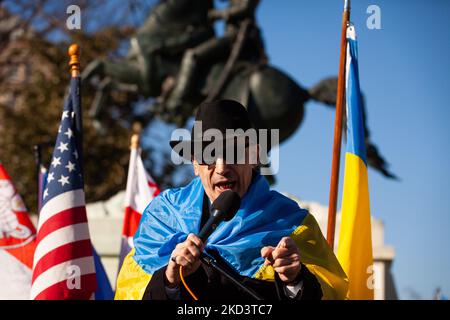 Ramis Yunus, ehemaliger Stabschef des aserbaidschanischen parlaments, spricht während einer Kundgebung im Weißen Haus für die Ukraine. Tausende von Menschen aus den Vereinigten Staaten versammelten sich, um den USA und anderen Ländern für ihre Hilfe zu danken und eine Flugverbotszone und andere Hilfe für die Ukraine zu fordern. Die Veranstaltung wurde von United Help Ukraine und US-ukrainischen Aktivisten gesponsert, sowohl von US-amerikanischer Hilfsorganisation als auch von Interessenvertretung (Foto: Allison Bailey/NurPhoto) Stockfoto