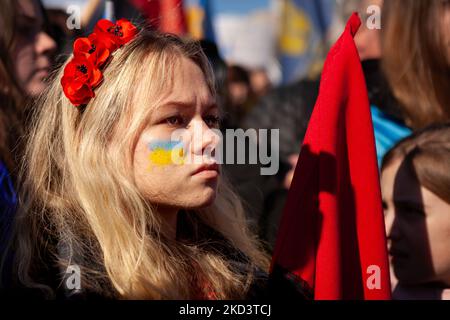 Eine Protesterin trägt Blumen in ihren Haaren und eine ukrainische Flagge auf ihr Gesicht während einer Kundgebung im Weißen Haus. Tausende von Menschen aus den Vereinigten Staaten versammelten sich, um den USA und anderen Ländern für ihre Hilfe zu danken und eine Flugverbotszone und andere Hilfe für die Ukraine zu fordern. Die Veranstaltung wurde von United Help Ukraine und US-ukrainischen Aktivisten gesponsert, sowohl von US-amerikanischer Hilfsorganisation als auch von Interessenvertretung (Foto: Allison Bailey/NurPhoto) Stockfoto