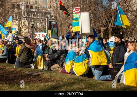 Während einer Kundgebung im Weißen Haus knieten die Demonstranten in einem Moment des Schweigens für die Ukraine nieder. Tausende von Menschen aus den Vereinigten Staaten versammelten sich, um den USA und anderen Ländern für ihre Hilfe zu danken und eine Flugverbotszone und andere Hilfe für die Ukraine zu fordern. Die Veranstaltung wurde von United Help Ukraine und US-ukrainischen Aktivisten gesponsert, sowohl von US-amerikanischer Hilfsorganisation als auch von Interessenvertretung (Foto: Allison Bailey/NurPhoto) Stockfoto