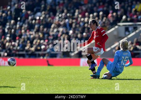 LEIGH, GROSSBRITANNIEN. FEB 27THKatie Zelem of Manchester United Women Football Club tusles with Lauren Hemp of Manchester City Women's Football Club during the Women's FA Cup 5. Round match between Manchester United and Manchester City at Leigh Sports Stadium, Leigh on Sunday 27. February 2022. (Foto von Eddie Garvey/MI News/NurPhoto) Stockfoto