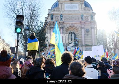 Am 27. Februar 2022 nehmen Menschen an einer Demonstration gegen die russische Invasion in der Ukraine in Paris, Frankreich, Teil. (Foto von Vincent Koebel/NurPhoto) Stockfoto