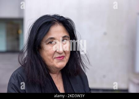 Darmstadt, Deutschland. 05.. November 2022. Die Büchner-Preisträgerin Emine Sevgi Özdamar vor dem Staatstheater Darmstadt, wo sie heute Abend den renommiertesten Literaturpreis Deutschlands erhält. Der mit 50.000 Euro dotierte Preis ist einer der wichtigsten Literaturpreise im deutschsprachigen Raum. Quelle: Helmut Fricke/dpa/Alamy Live News Stockfoto