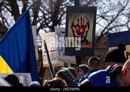 Am Sonntag, den 27. Februar 2022, während Russland seine Invasion in der Ukraine fortsetzt, protestieren Menschen und fordern mehr US-Unterstützung für die Ukraine außerhalb des Weißen Hauses in Washington, D.C.. (Foto von Aurora Samperio/NurPhoto) Stockfoto