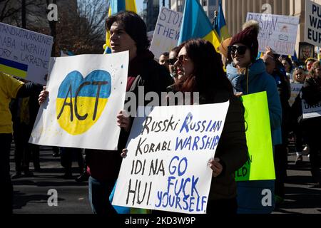 Am Sonntag, den 27. Februar 2022, während Russland seine Invasion in der Ukraine fortsetzt, protestieren Menschen und fordern mehr US-Unterstützung für die Ukraine außerhalb des Weißen Hauses in Washington, D.C.. (Foto von Aurora Samperio/NurPhoto) Stockfoto