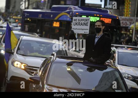 Hunderte von Menschen versammeln sich am 27. Februar 2022 auf dem Times Square in New York City zu einer „Stand with Ukraine“-Kundgebung. Ukrainer, Ukrainer-Amerikaner und Verbündete versammelten sich, um Unterstützung für die Ukraine zu zeigen und gegen die russische Invasion zu protestieren. (Foto von Deccio Serrano/NurPhoto) Stockfoto