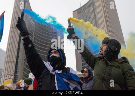 Demonstranten mit gelben und blauen Ukraine-Flaggen und Antikriegsschildern auf dem Nathan Phillips Platz in der Innenstadt während einer Demonstration gegen die russische Invasion in der Ukraine. (Foto von Anatoliy Tscherkasov/NurPhoto) Stockfoto