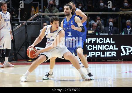 Sigurdur Gunnar Thorsteinsson (Island) (L) wurde von Michele Vitali (Italien) während des Qualifikationsspiels der FIBA World Cup 2023 gegen Italien vereitelt. Island im Sportpalast Paladozza in Bologna, 27. Februar 2022 - (Foto von Michele Nucci/LiveMedia/NurPhoto) Stockfoto