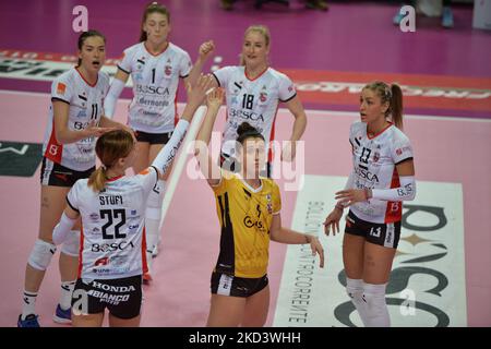 Bosca S.Bernardo Cuneo feiert während des Volleyball Serie A1 Frauenmatches zwischen Bosca S.Bernardo Cuneo und Chieri 76 Volley am 27 2022. Februar in der Pala Ubi Banca in Cuneo, Italien (Foto von Alberto Gandolfo/NurPhoto) Stockfoto