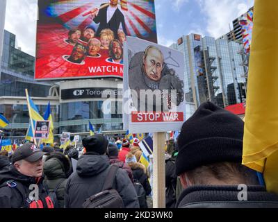 Tausende von Menschen marschierten in der Innenstadt von Toronto gegen die russische Invasion der Ukrine am Sonntag, den 27. Februar 2022. Auf dem Yonge- und Dundas-Platz versammelten sich Menschen, die ukrainische Flaggen trugen und Zeichen gegen Wladimir Putin trugen, und marschierten in Solidarität mit den Menschen in der Ukraine auf den Nathan Phillips-Platz. (Foto von Sayed Najafizada/NurPhoto) Stockfoto