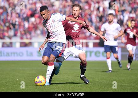 Dalbert von Cagliari Calcio und Mergim Vojvoda vom FC Turin während des Fußballmatches der Serie A zwischen dem FC Turin und dem US Cagliari Calcio im Stadio Olimpico Grande Torino am 27. Februar 2022 in Turin, Italien (Foto von Alberto Gandolfo/NurPhoto) Stockfoto