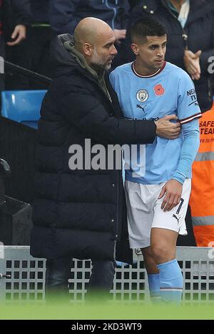 Manchester, Großbritannien. 5.. November 2022. Josep Guardiola-Manager von Manchester City stellt Joao Cancelo auf den Weg, nachdem er während des Spiels der Premier League im Etihad Stadium in Manchester abgeschickt wurde. Bildnachweis sollte lauten: Darren Staples / Sportimage Stockfoto