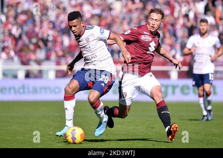 Dalbert von Cagliari Calcio und Mergim Vojvoda vom FC Turin während des Fußballmatches der Serie A zwischen dem FC Turin und dem US Cagliari Calcio im Stadio Olimpico Grande Torino am 27. Februar 2022 in Turin, Italien (Foto von Alberto Gandolfo/NurPhoto) Stockfoto