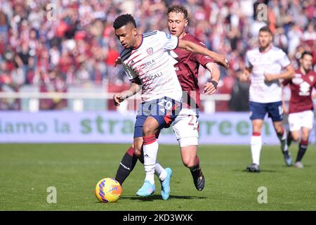 Dalbert von Cagliari Calcio und Mergim Vojvoda vom FC Turin während des Fußballmatches der Serie A zwischen dem FC Turin und dem US Cagliari Calcio im Stadio Olimpico Grande Torino am 27. Februar 2022 in Turin, Italien (Foto von Alberto Gandolfo/NurPhoto) Stockfoto