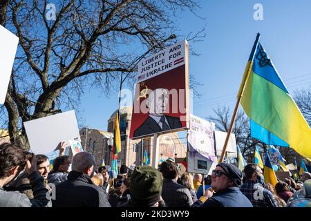 Demonstranten versammeln sich zur Unterstützung der Ukraine im ukrainischen Dorf von Chicago und protestieren gegen die fortgesetzte Invasion Russlands in der Ukraine am 27. Februar 2022 in Chicago, IL. (Foto von Max Herman/NurPhoto) Stockfoto