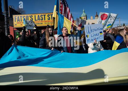 Demonstranten versammeln sich zur Unterstützung der Ukraine im ukrainischen Dorf von Chicago und protestieren gegen die fortgesetzte Invasion Russlands in der Ukraine am 27. Februar 2022 in Chicago, IL. (Foto von Max Herman/NurPhoto) Stockfoto