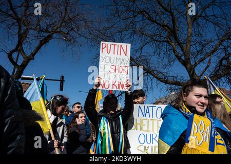 Demonstranten versammeln sich zur Unterstützung der Ukraine im ukrainischen Dorf von Chicago und protestieren gegen die fortgesetzte Invasion Russlands in der Ukraine am 27. Februar 2022 in Chicago, IL. (Foto von Max Herman/NurPhoto) Stockfoto