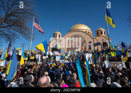 Eine große Menge Demonstranten versammeln sich zu einer Kundgebung im Chicagoer ukrainischen Dorf zur Unterstützung der Ukraine und protestieren gegen die fortgesetzte Invasion Russlands in der Ukraine am 27. Februar 2022 in Chicago, IL. (Foto von Max Herman/NurPhoto) Stockfoto