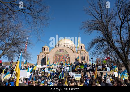 Eine große Menge Demonstranten versammeln sich zu einer Kundgebung im Chicagoer ukrainischen Dorf zur Unterstützung der Ukraine und protestieren gegen die fortgesetzte Invasion Russlands in der Ukraine am 27. Februar 2022 in Chicago, IL. (Foto von Max Herman/NurPhoto) Stockfoto