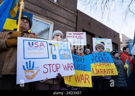 Demonstranten versammeln sich zur Unterstützung der Ukraine im ukrainischen Dorf von Chicago und protestieren gegen die fortgesetzte Invasion Russlands in der Ukraine am 27. Februar 2022 in Chicago, IL. (Foto von Max Herman/NurPhoto) Stockfoto