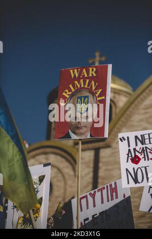 Ukrainische Demonstranten vor den Heiligen Volodymyr und Olha Ukrainische katholische Kirche auf Chicagos Westseite, am 28. Februar 2022. Der Protest ist gegen die russische Invasion der Ukraine Anfang der Woche. (Foto von Jim Vondruska/NurPhoto) Stockfoto