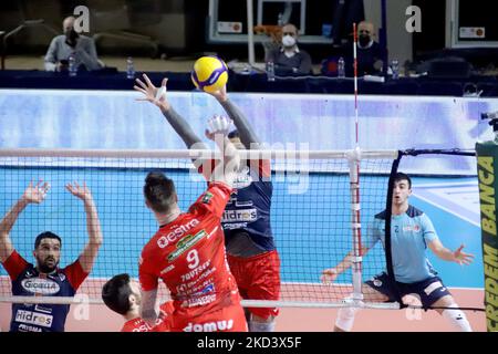 Ivan Zaytsev Lube Civitanova Angriff. Während der Volleyball italienischen Serie A Männer Superliga Meisterschaft Prisma Taranto gegen Cucine Lube Civitanova am 27. Februar 2022 in der PalaMazzola in Taranto, Italien (Foto von Giuseppe Leva/LiveMedia/NurPhoto) Stockfoto