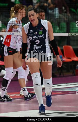 Villani (Chieri)&#XA; feiert nach einem Punkt beim Volleyball Italian Serie A1 Frauenspiel Bosca S.Bernardo Cuneo gegen reale Mutua Fenera Chieri am 27. Februar 2022 in der Pala Ubi Banca in Cuneo, Italien (Foto by Danilo Vigo/LiveMedia/NurPhoto) Stockfoto