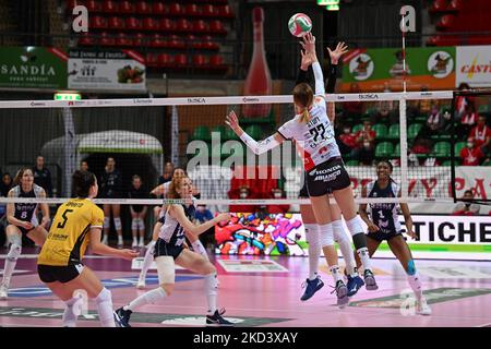 Spirito Ilaria (Bosca Cuneo) Mazzaro Alessia (Chieri)&#XA; Stufi Federica (Bosca Cuneo) Villani Franzisca (Chieri) beim Volleyball Italianische Serie A1 Frauen-Match Bosca S.Bernardo Cuneo gegen reale Mutua Fenera Chieri am 27. Februar 2022 im Pala Ubi Banca in Cuneo, Italien (Foto von Nurilo/LiveMedia) Stockfoto