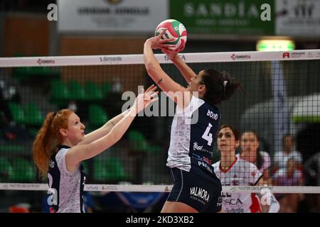Mazzaro Alessia (Chieri)
 Bosio Misca (Chieri) beim Volleyball Italianische Serie A1 Frauen Spiel Bosca S.Bernardo Cuneo gegen reale Mutua Fenera Chieri am 27. Februar 2022 in der Pala Ubi Banca in Cuneo, Italien (Foto by Danilo Vigo/LiveMedia/NurPhoto) Stockfoto