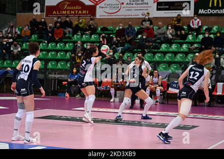 De Bortoli Chiara (Chieri)&#XA; - Cazute Helena (Chieri)&#XA; Villani Césca (Chieri)&#XA; Mazzaro Alessia (Chieri) während des italienischen Volleyball Serie A1 Frauenmatches Bosca S.Bernardo Cuneo gegen reale Mutua Fenera Chieri am 27. Februar 2022 im Pala Ubi Banca in Cuneo Vigo/LiveMedia, Italien (Foto) Stockfoto