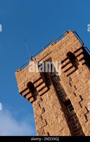 Frankreich, Ploumenach, 2022-01-13. Tauchen Sie von der Spitze des Mean Ruz Leuchtturms an der rosafarbenen Granitküste zurück. Foto von Alexander BEE / Hans Lucas. Stockfoto