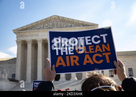 Klimaaktivisten versammeln sich am 28. Februar 2022 vor dem Obersten Gerichtshof in Washington, D.C. während der Auseinandersetzungen im Fall von West Virginia gegen Environmental Protection Agency, in Bezug auf den Clean Air Act und die Fähigkeit der EPA, die Kohlendioxidemissionen zu regulieren (Foto von Bryan Olin Dozier/NurPhoto) Stockfoto