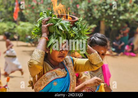 Die tamilische Hindu-Frau trägt während des Amman Ther Thiruvizha Festivals im Tellipalai Amman Tempel in Tellipalai, Nordprovinz, Sri Lanka, einen Tontopf mit flammendem Kampfer auf sich. (Foto von Creative Touch Imaging Ltd./NurPhoto) Stockfoto