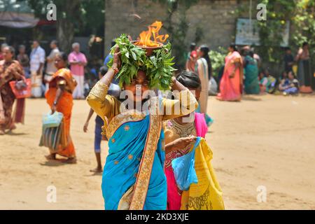 Die tamilische Hindu-Frau trägt während des Amman Ther Thiruvizha Festivals im Tellipalai Amman Tempel in Tellipalai, Nordprovinz, Sri Lanka, einen Tontopf mit flammendem Kampfer auf sich. (Foto von Creative Touch Imaging Ltd./NurPhoto) Stockfoto