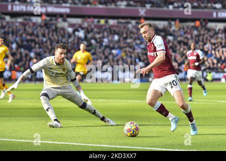 Jarrod Bowen von West Ham im Einsatz mit Jose Sa von Wolverhampton während des Premier League-Spiels zwischen West Ham United und Wolverhampton Wanderers am 2022. Februar im London Stadium, Stratford. (Kredit: Ivan Yordanov | MI News) (Foto von MI News/NurPhoto) Stockfoto